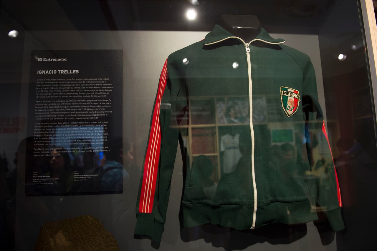 No solo playeras sino demás accesorios de la selección mexicana están visibles en la exposición.