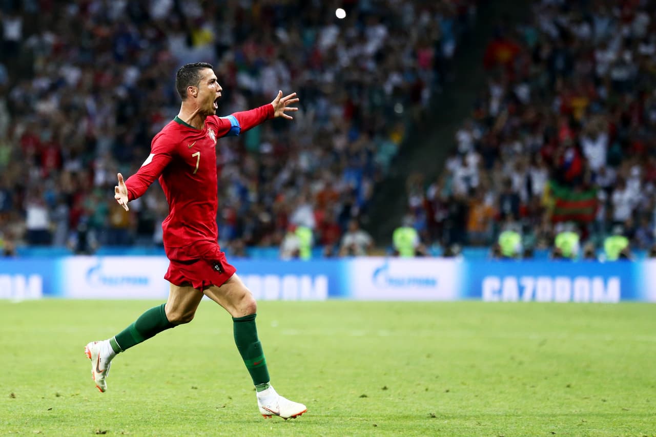 Cristiano Ronaldo, sin lugar a dudas, es el hombre de la primera fecha del Mundial. Hizo los tres goles de su equipo ante España. Los tuvo de todos los colores y sabores. Su aportación le dio brillantes a los primeros días de la competencia.