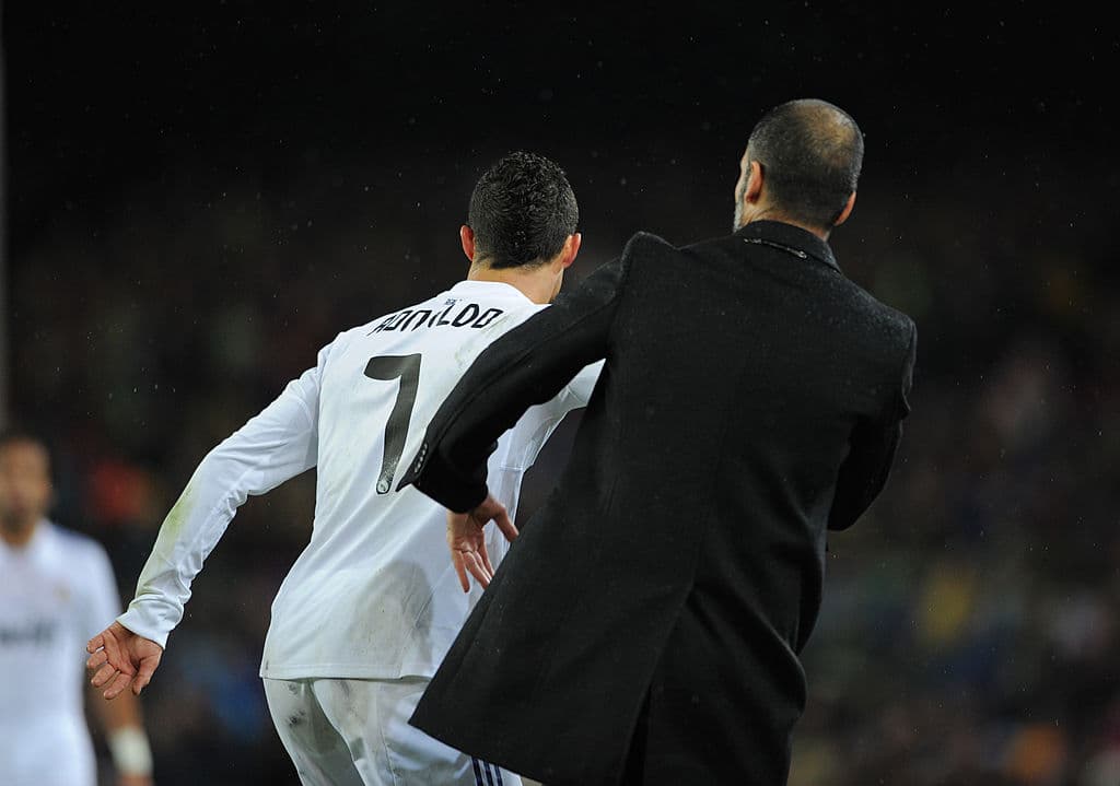En esa misma rivalidad, tuvo un desencuentro con Cristiano Ronaldo, a quien no le devolvió el balón para apurar un saque de banda, lo que terminó en empujón al entrenador y zafarrancho en la cancha.