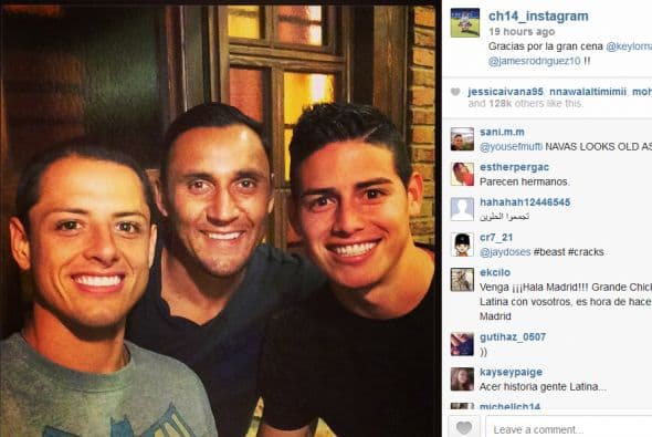 'Chicharito', Keylor y James posan sonrientes en el restaurante español.