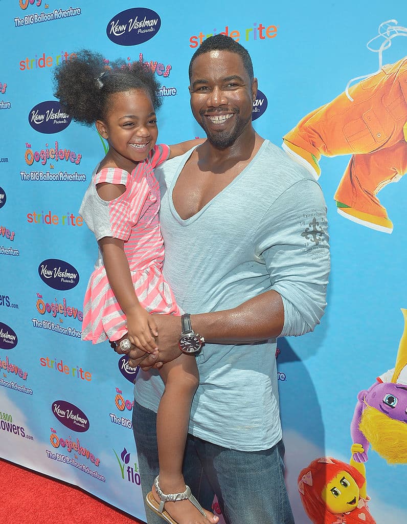 El triunvirato demuestra su eficacia, pero, de repente, aparece Joker, un nuevo criminal que desencadena el caos y tiene aterrados a los ciudadanos.
<br>