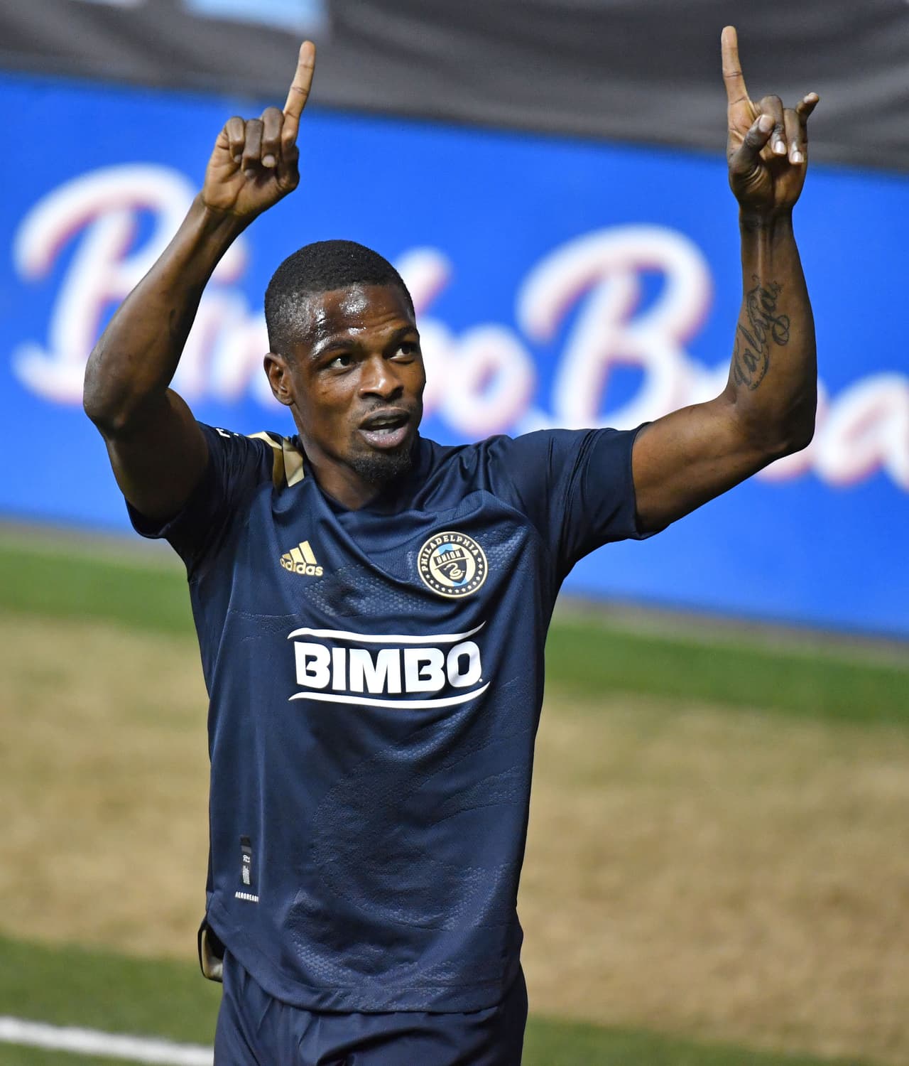 La camisa titular se mantiene, con el diseño en color azul y oro.