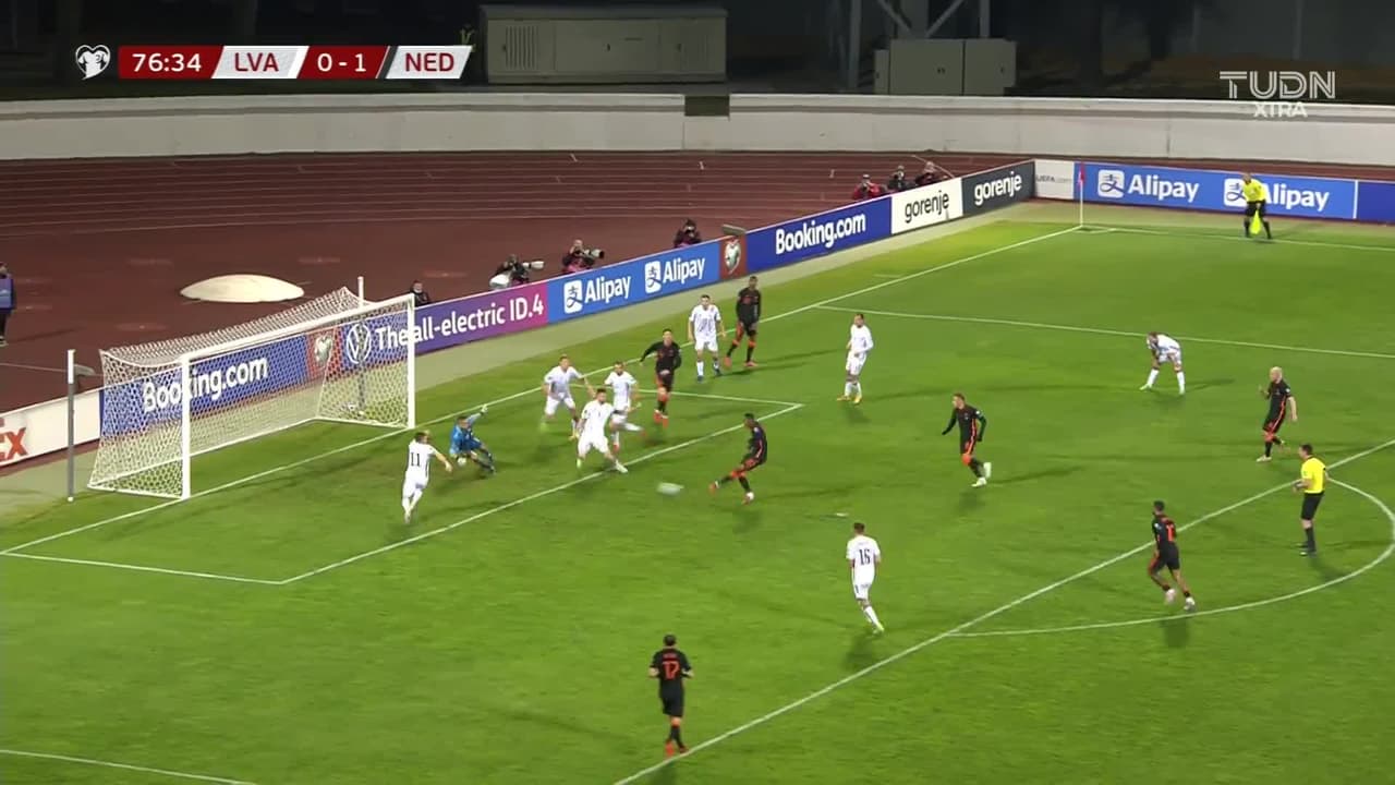 ¡TIRO ATAJADO! disparo por Ryan Gravenberch.