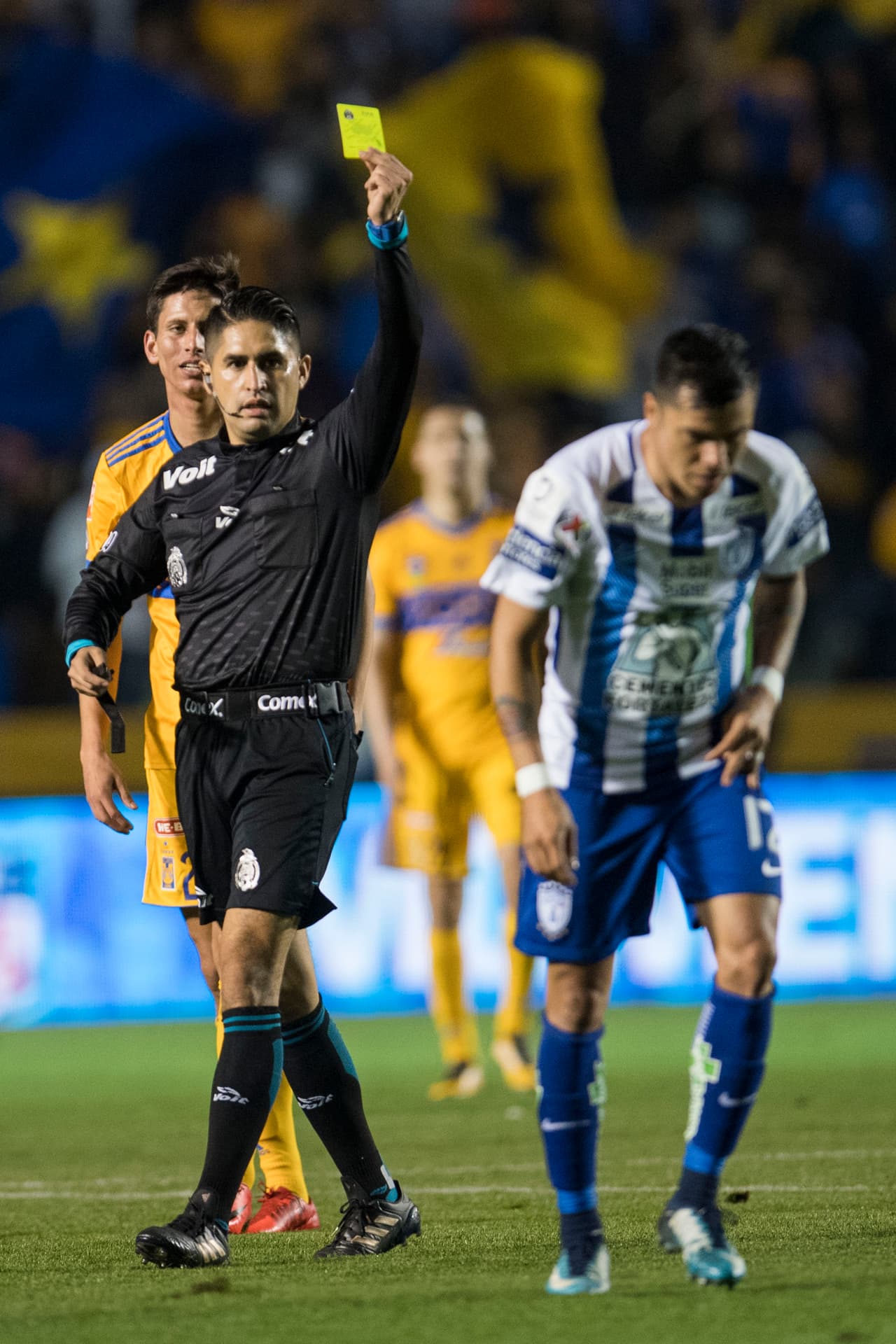 Óscar Mejía fue el árbitro central del encuentro y debió mostrar ocho tarjetas amarillas y una roja durante el encuentro. Luis Alfonso Rodríguez Alanís de Tigres fue el jugador expulsado.
