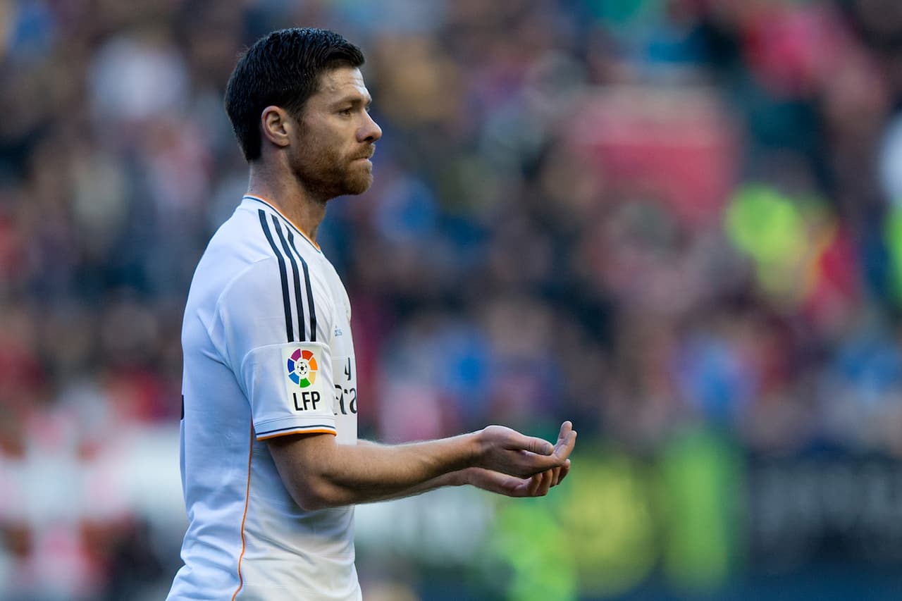Parece ser que el Real Madrid no ha podido encontrar un jugador que pueda pelearle la titular a Xabi Alonso –en su momento–.