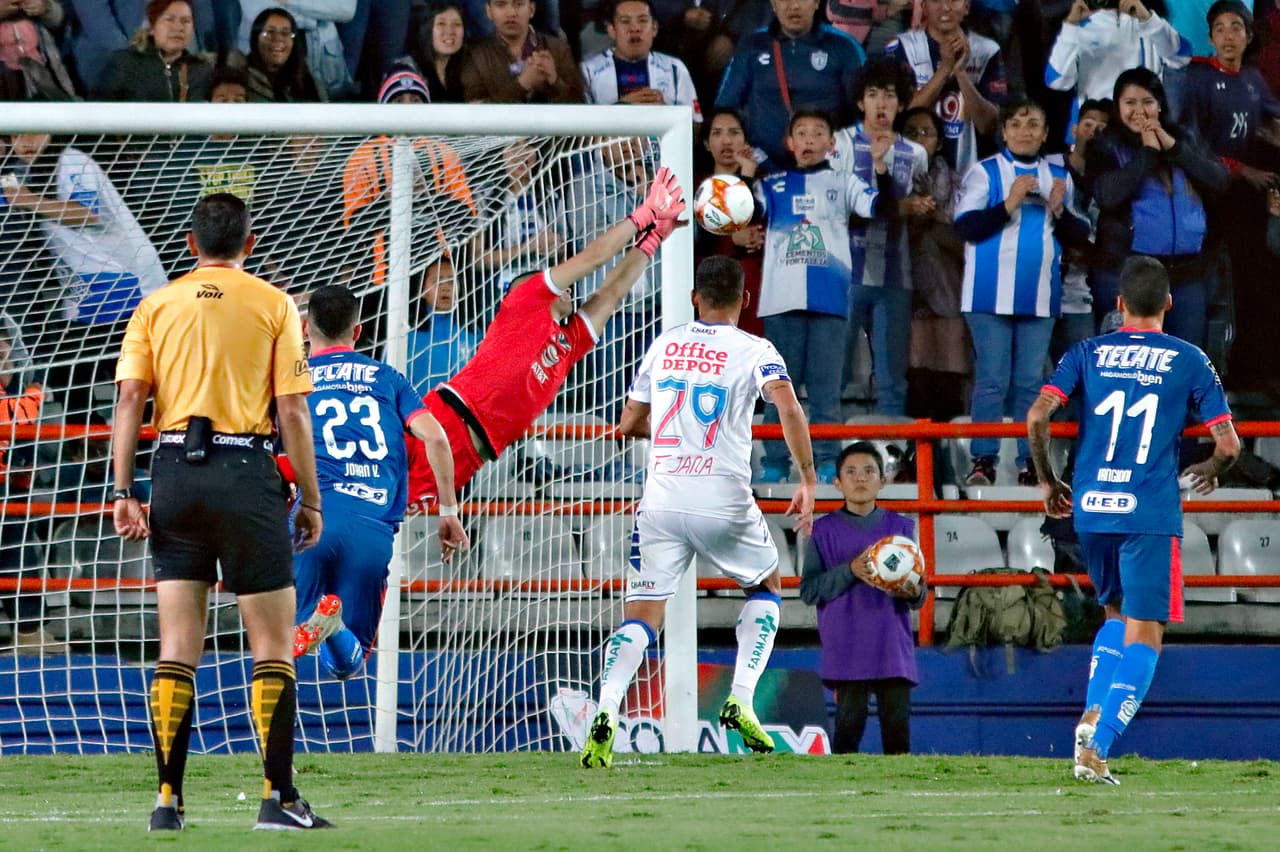 Esto volcó al ataque al Pachuca, pero esta salvada de Carrizo le negó el gol a Pachuca, tremenda estirada que sirve para un póster, y que mantuvo sin daño en ese momento su cabaña.
