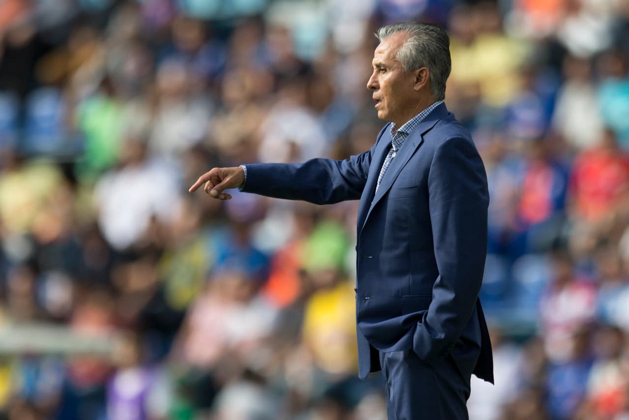 Los jugadores de Cruz Azul han señalado que están con Sergio Bueno a muerte sin embargo en la cancha no se ha visto reflejado, este es el momento ideal para demostrar que desean que Bueno permanezca en el cargo, de no sacar el triunfo podría existir un nuevo estratega en las instalaciones de Cruz Azul.