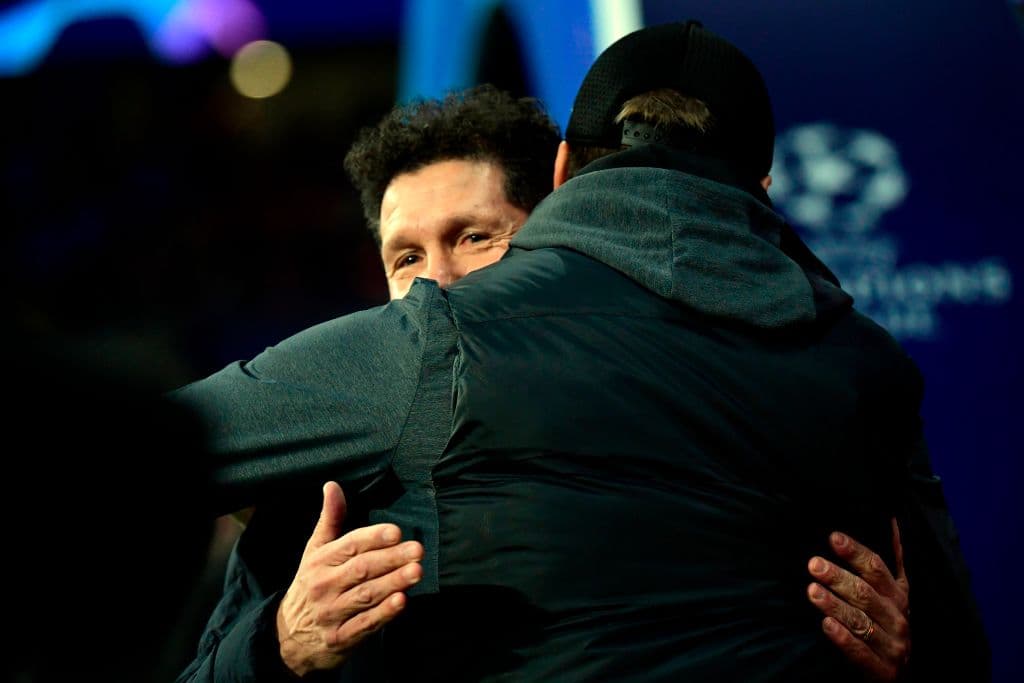 Ambos entrenadores se saludan efusivamente previo al choque en la ida de los octavos de final entre el Atlético de Madrid y el Liverpool.