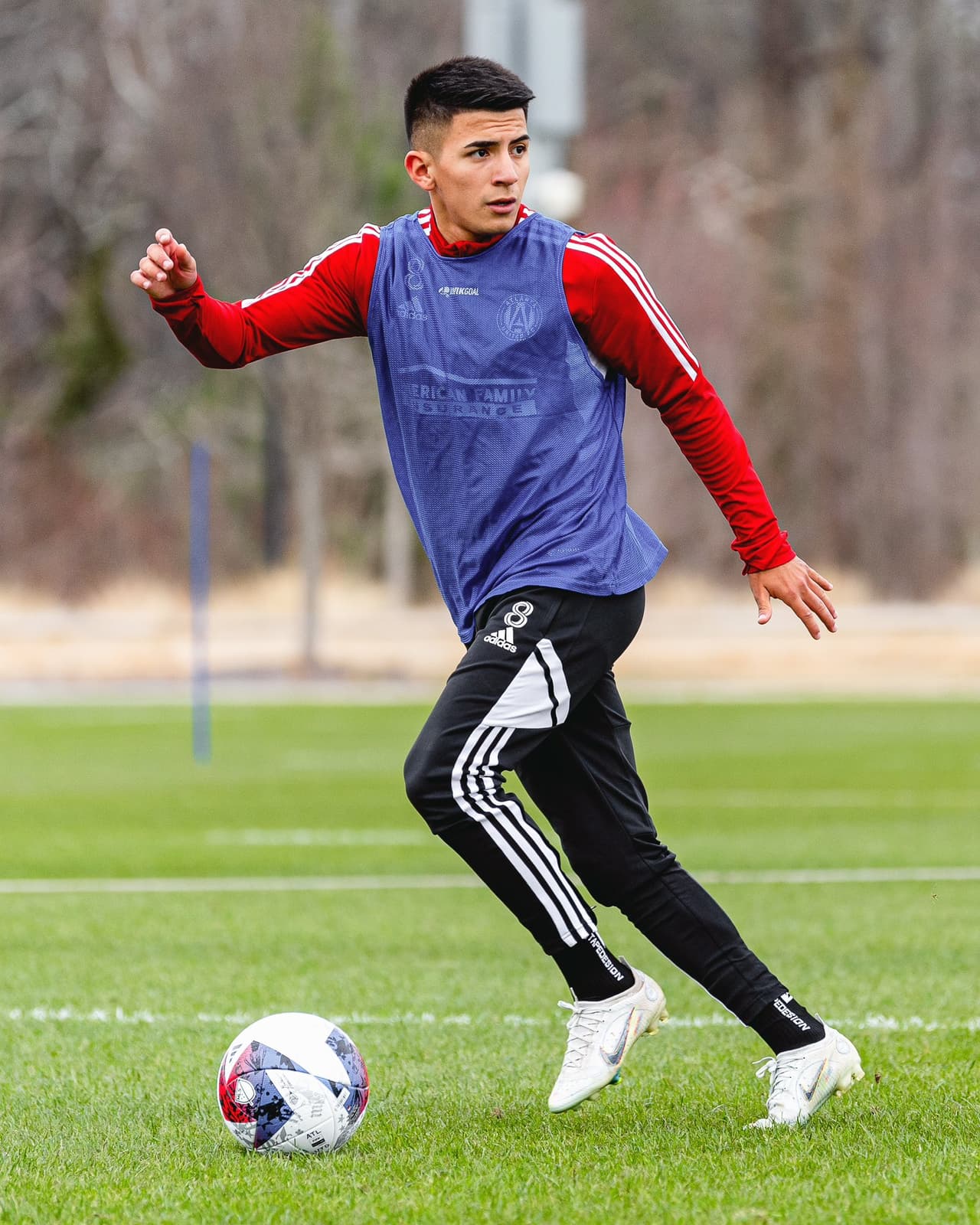 Los objetivos de las cámaras buscaron a Thiago Almada, reciente Campeón del Mundo con Argentina en Qatar 2022.