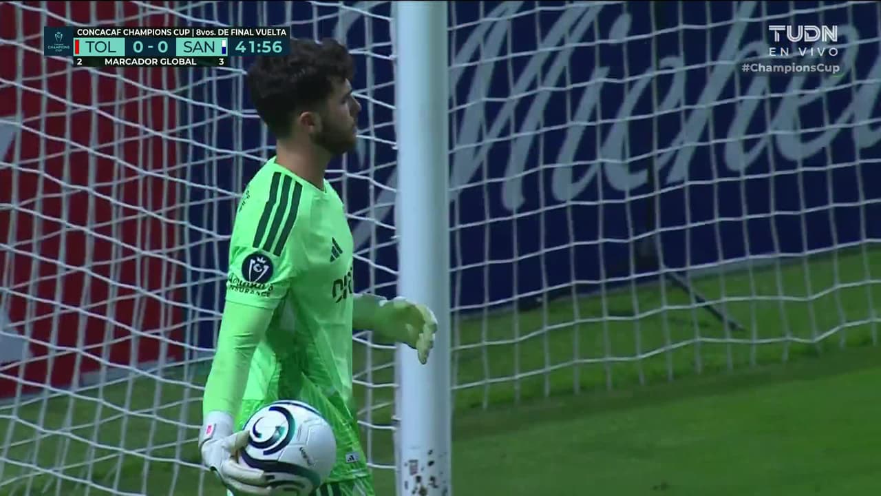 ¡CERCA! Bruno Méndez disparó que se estrella en el poste.