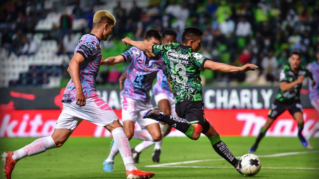 Ángel Mena reporta con Ecuador a pesar de su lesión de rodilla