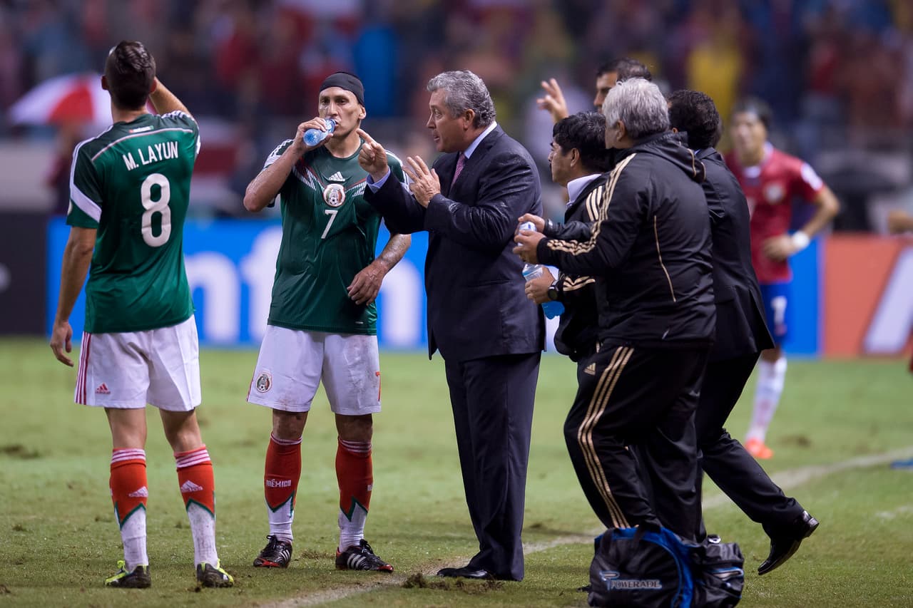 Víctor Manuel Vucetich, técnico de México, intentó reorganizar una selección que venía de una seguidilla de malos resultados. De hecho, este sería su segundo y último partido.
