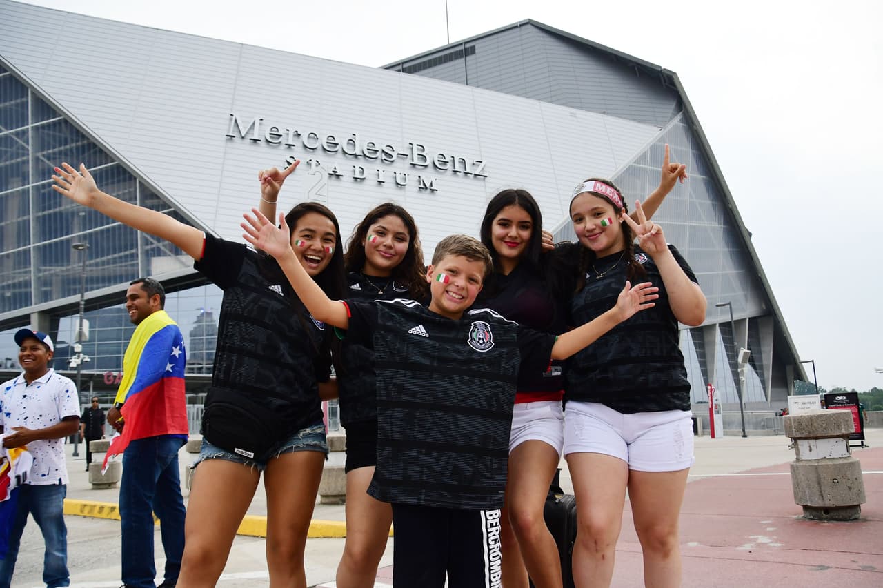 Con gran entusiasmo arribaron los aficionados de la Selección Mexicana para apoyar al Tri en su partido de preparación para la Copa Oro ante Venezuela en Mercedes-Benz Stadium, en Atlanta. Gran colorido y buen ambiente estaban armando los seguidores mexicanos y también los venezolanos que llegaron a apoyar a su Vinotinto, que se prepara para la Copa América.
