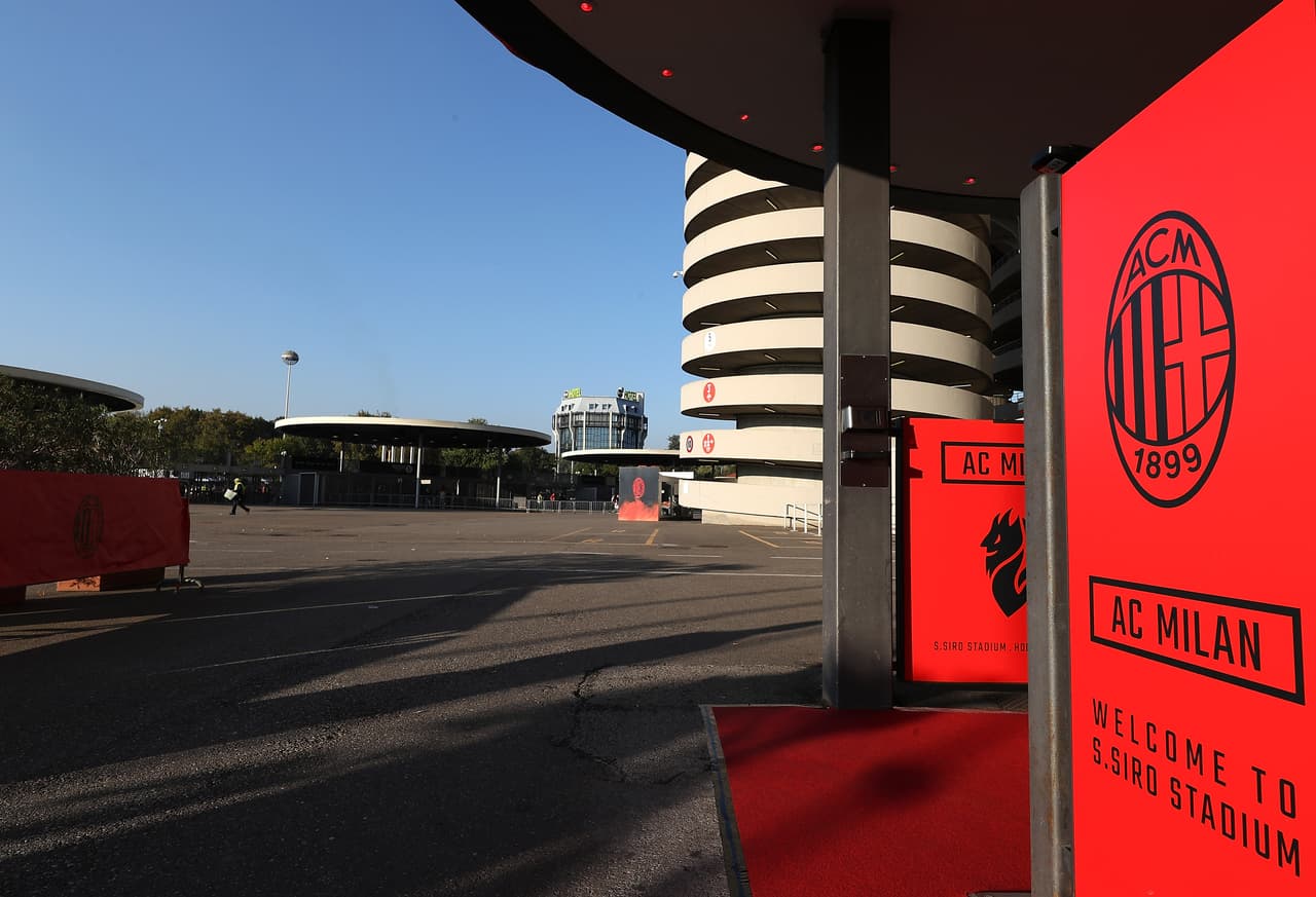 El estadio milanista aguardaba por los miles de espectadores que eran esperados para este jueves.