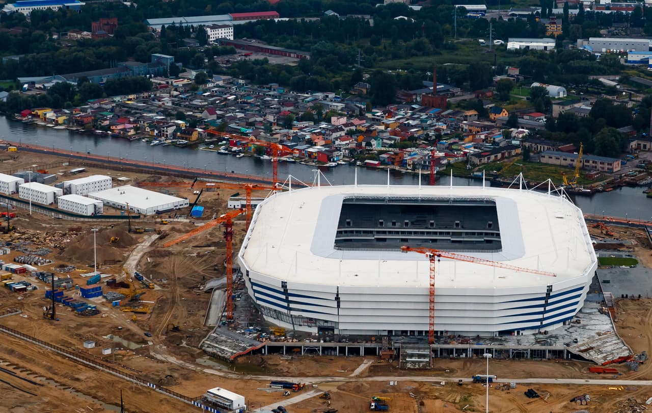 La estructura interna del escenario de Kaliningrado está casi lista y se adelantan obras alrededor del escenario.