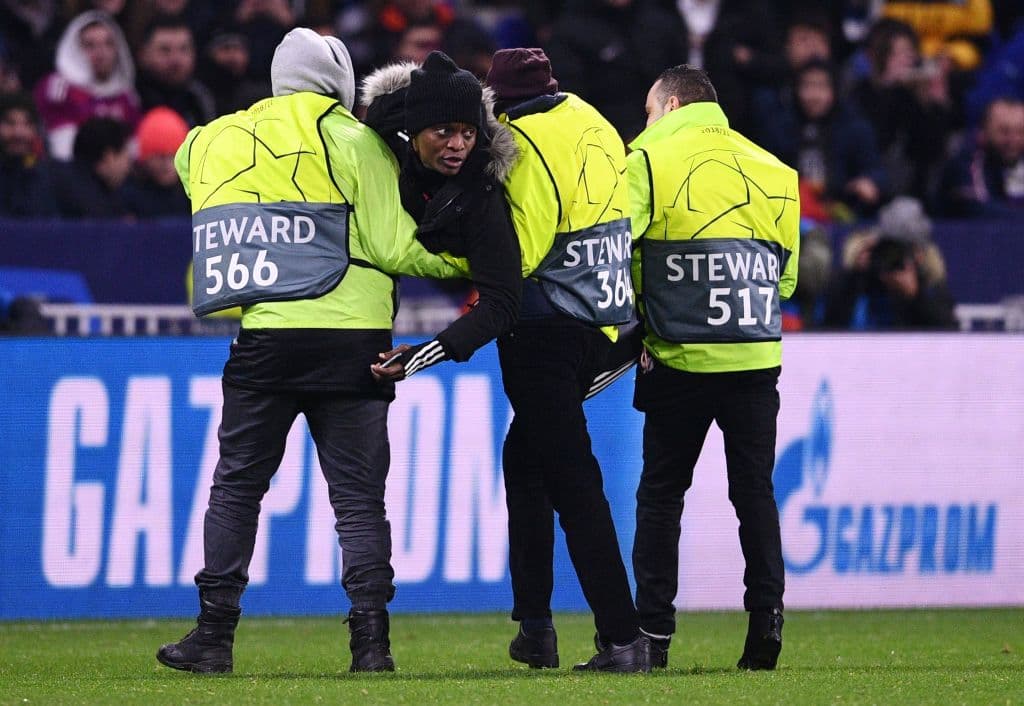 Al final, el espontáneo no consiguió su objetivo y tendrá que pasar una fría noche en alguna cárcel de Lyon.