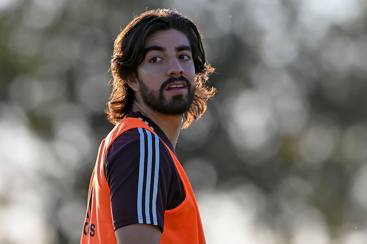 Rodolfo Pizarro, futbolista de los Rayados del Monterrey, atento a las indicaciones del entrenador Martino.