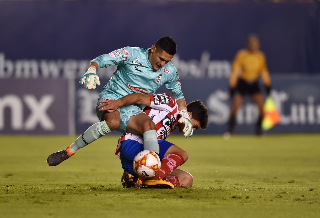Pero poco a poco fueron ganando confianza los rojiblancos potosinos, aquí una de peligro a los 40 minutos, donde se le ve al portero Ricardo Díaz pasar apuros, aunque salió ileso.
