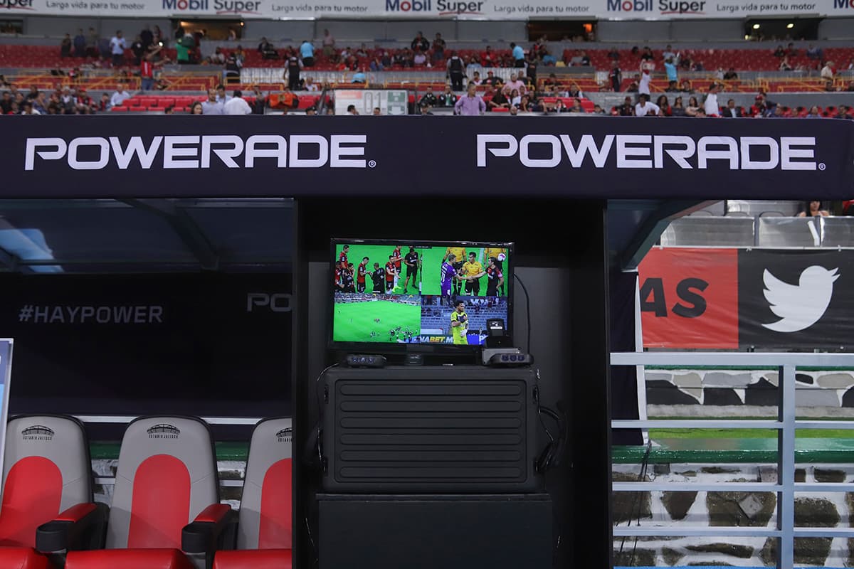El VAR ya había estado disponible para el Clásico Nacional entre América y Chivas en la jornada 11 pero solo en la noche de este viernes fue estrenado.