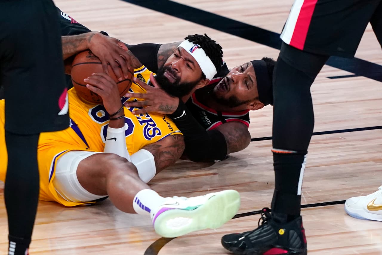 LeBron y los Poderosos Lakers no pueden ganar en su regreso a los Playoffs y caen 100-93 frente a los Portland Trail Blazers.