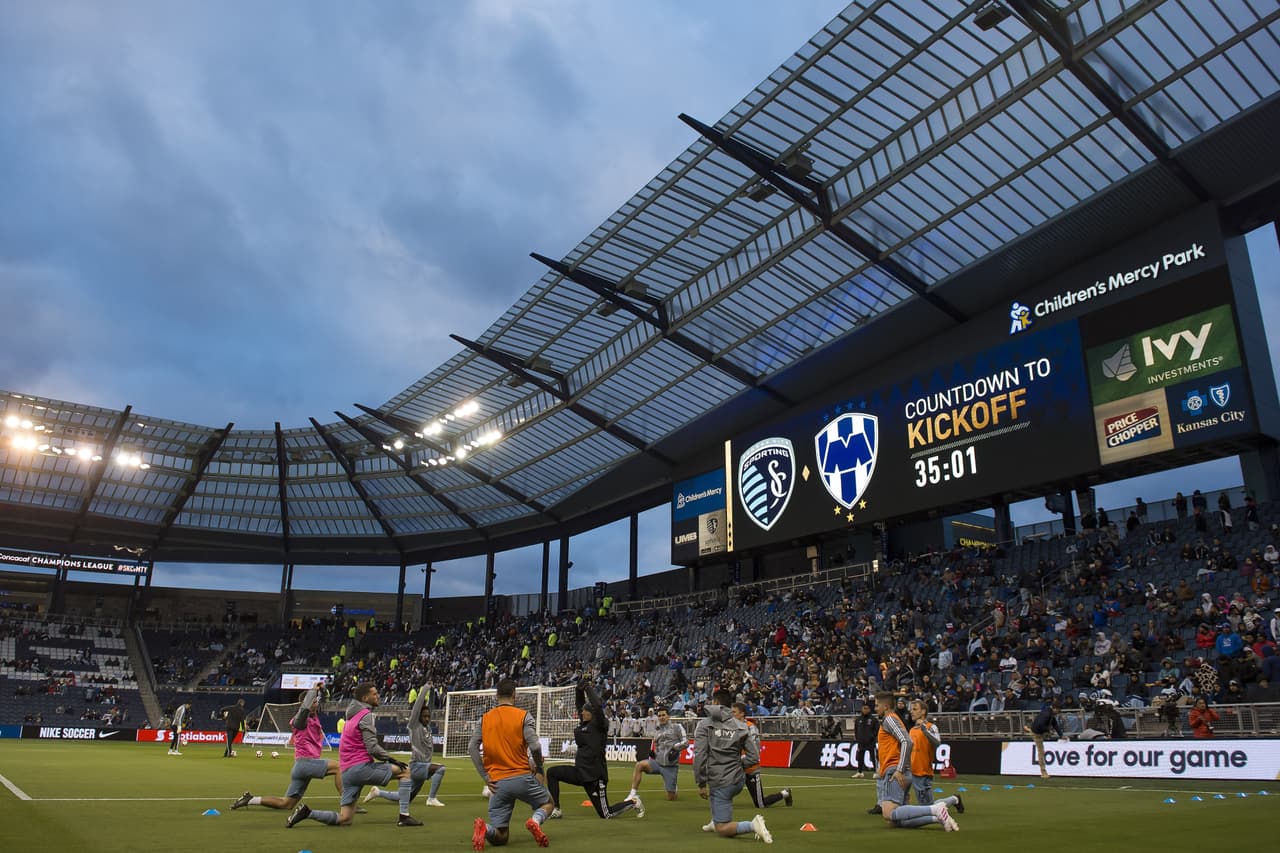 Este fue el ambiente dentro y fuera del Childrens Mercy Spark Stadium, en Kansas City, Kansas, para presenciar el partido de Vuelta de las Semifinales de la Concacaf Champions League entre Sporting Kansas City y Rayados del Monterrey en medio de una noche fría.