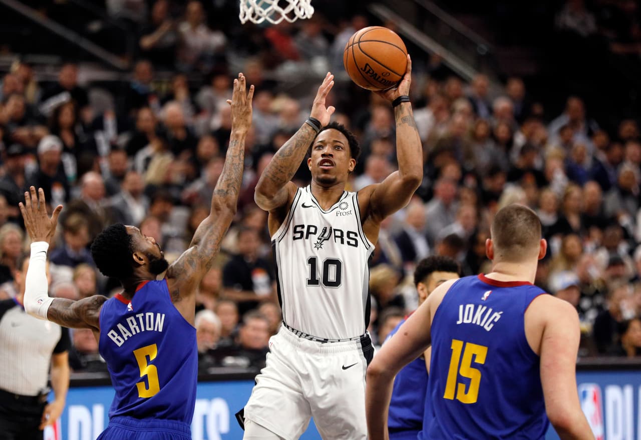 El estelar guardia de los San Antonio Spurs DeMar DeRozan (10) también fue de gran valor esta noche para los locales con 25 puntos.