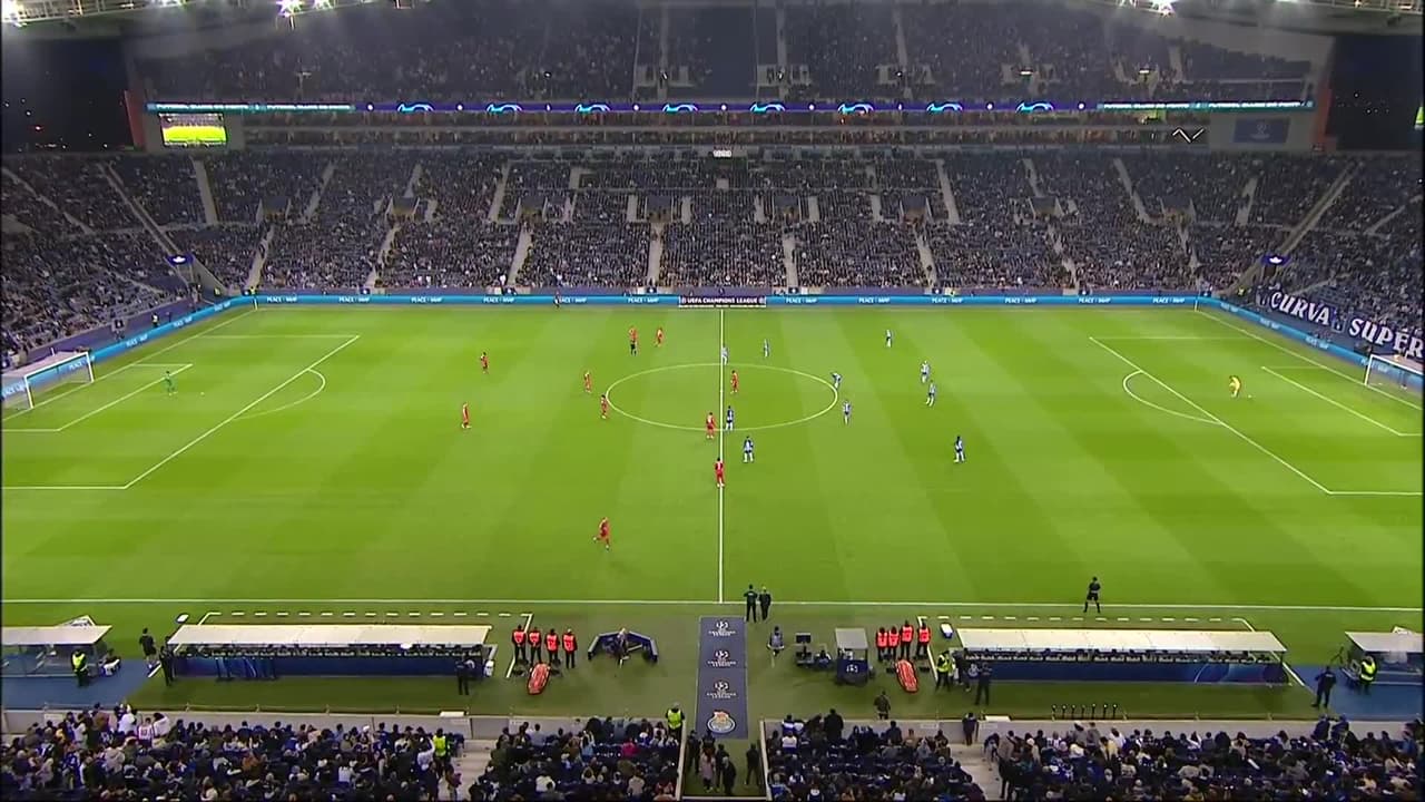 Arranca el partido y la pelota está en juego.