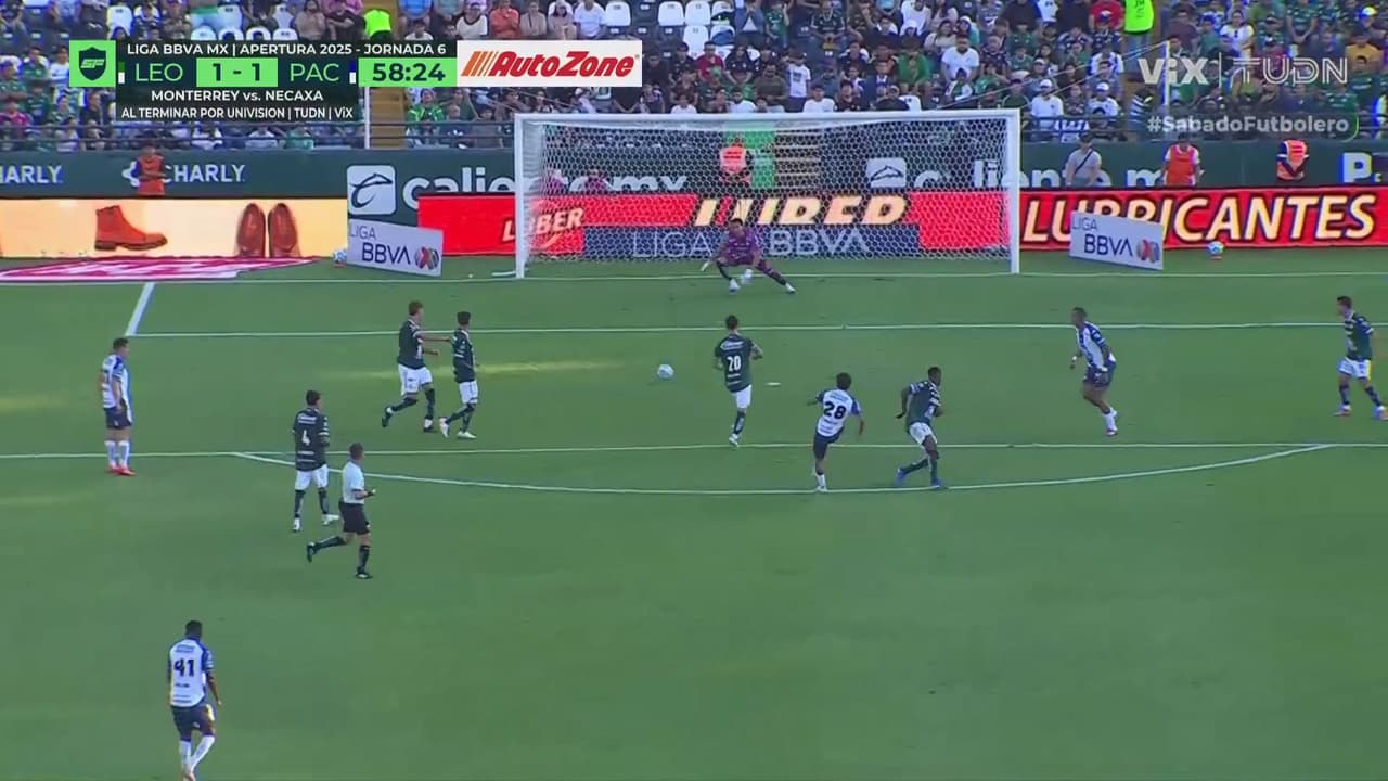 ¡Bombazo de Montiel que pasa rosando el poste de la portería de León!