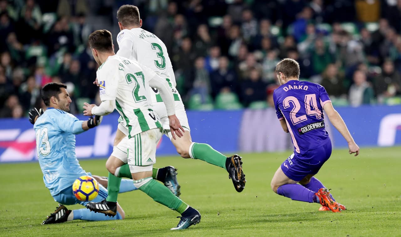 GRAF2748. SEVILLA, 15/01/2018.- El centrocampista serbio del Leganés Darko Brasanac (d) intenta marcar ante el portero del Betis Antonio Adán, durante el partido de la decimonovena jornada de Liga en Primera División que se disputa hoy en el estadio Benito Villamarín, en Sevilla. EFE/José Manuel Vidal.