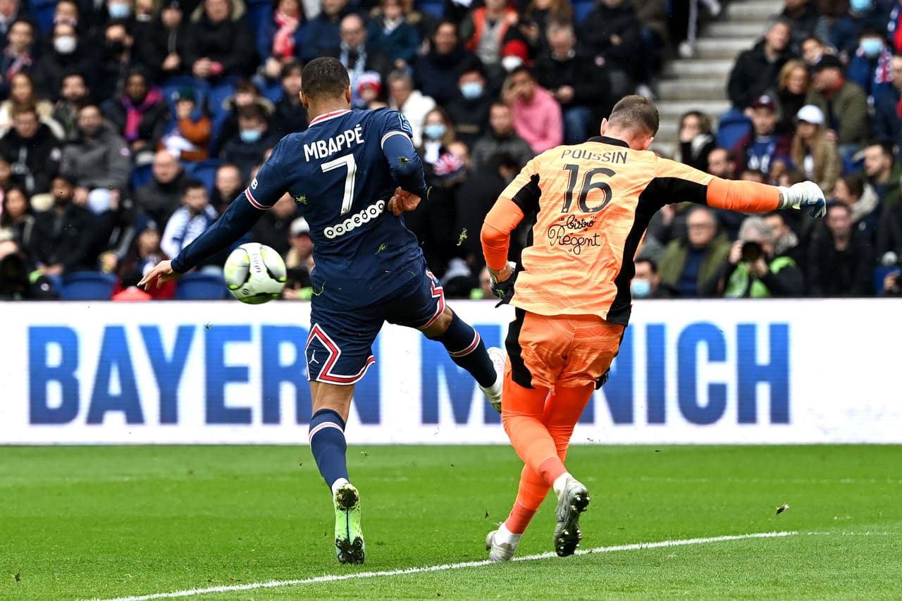 El PSG goleó al Bordeaux con los goles de Mbappé, Neymar y Leandro Paredes, pero ni esa victoria evitó los abucheos de sus seguidores, quienes castigaron especialmente al Ney y Lio.