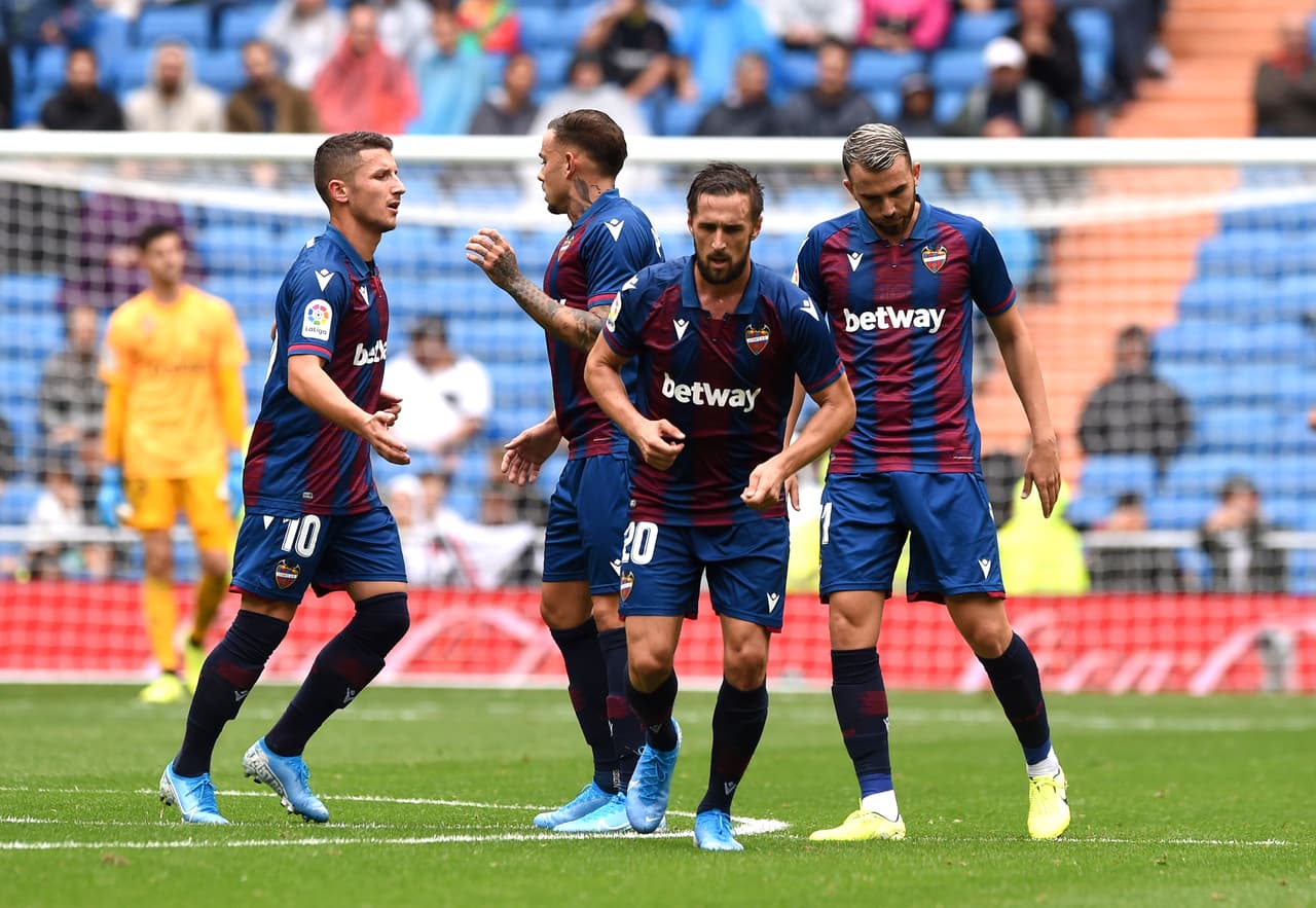 El Real Madrid consumó un gran primer tiempo y vencía 3-0 con doblete de Karim Benzema y uno más de Casemiro pero en la segunda mitad sufrió, recibió goles de Mayoral y Melero, dos ex madridistas, y una atajada de Courtois salvó el posible empate.