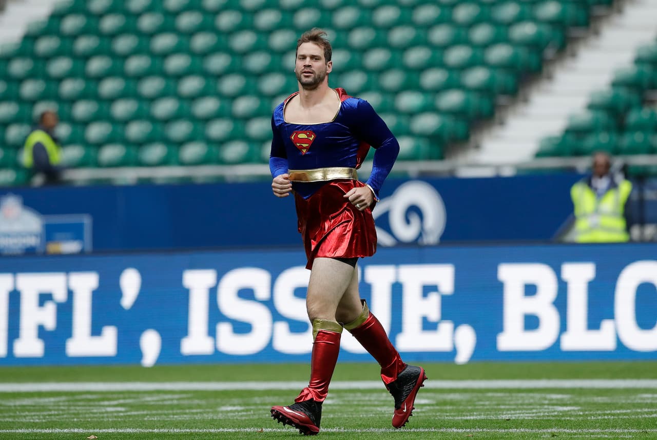 El backup de Arizona tuvo que pagar una apuesta entre quarterbacks y salir a calentar vestido así a la cancha del Twickenham Stadium previo al choque entre Cardinals y Rams en Londres. No es la primera vez que Stanton divierte en el warm up de los Cards.