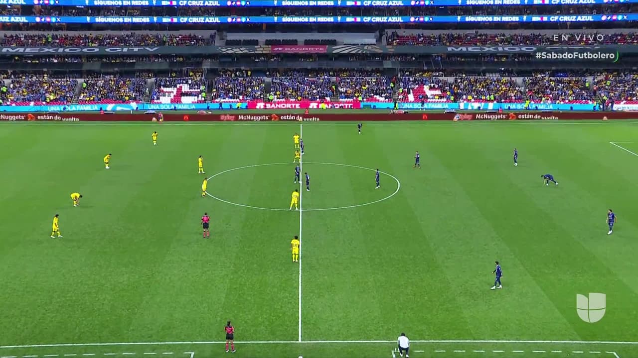 Arranca el partido y la pelota está en juego.
