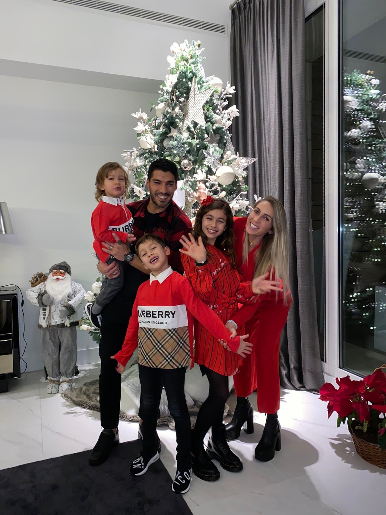 El futbolista uruguayo la pasó con su esposa e hijos en casa.