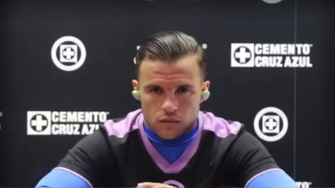 Christian Tabó ve a Santi Giménez como delantero élite en Europa