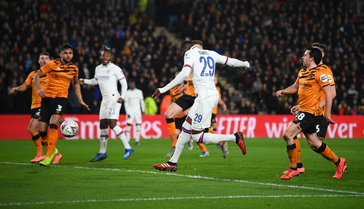 Batshuayi (6’) abrió el marcador y Tomori (64’) marcó el segundo tanto. Grosicki (78’) hizo el descuento.