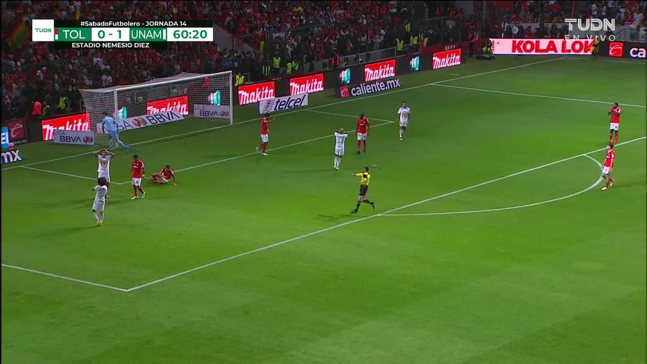 ¡CERCA! Juan Dinenno disparó que se estrella en el poste.