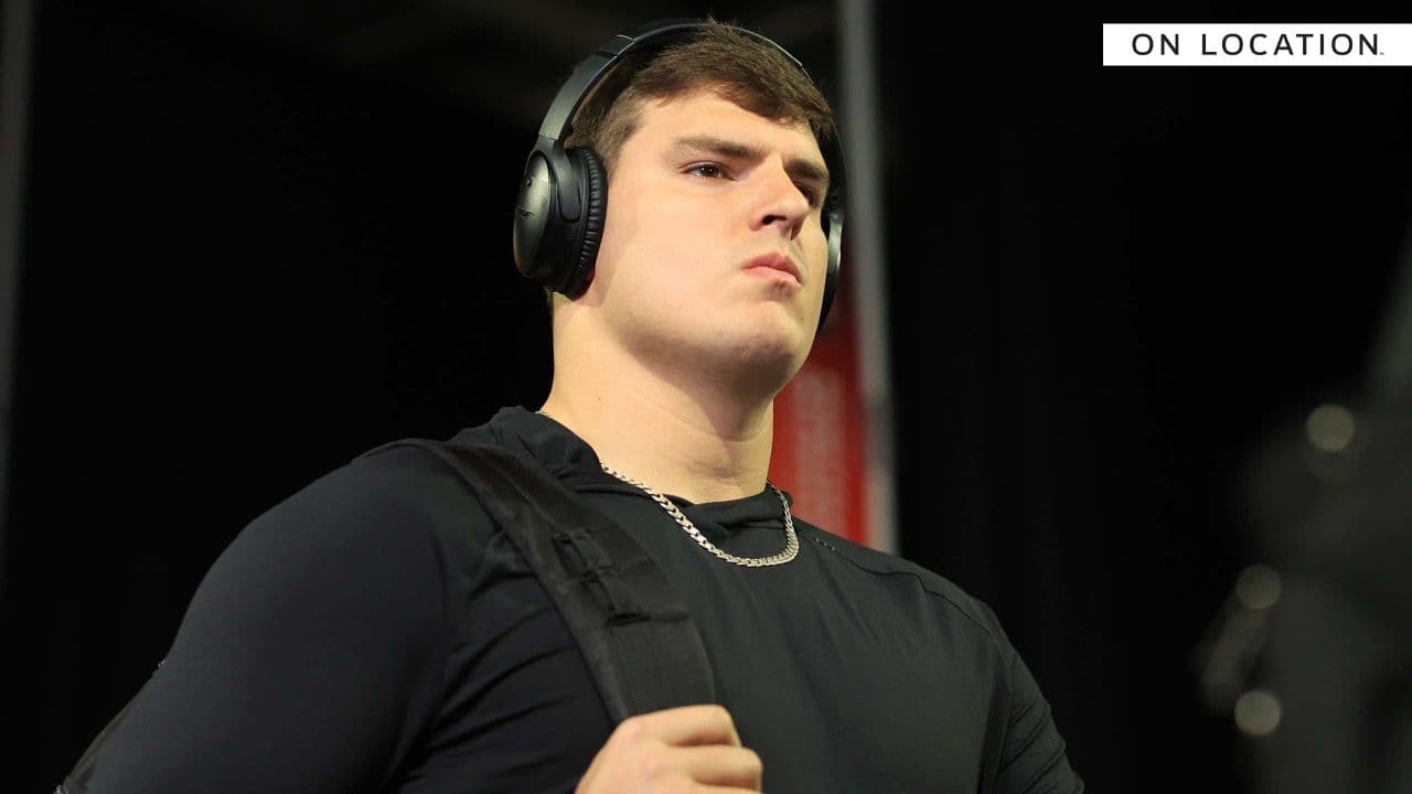 De traje, casual, formal, jeans, trajes, zapatos, tenis, gorras y con mucho glamour, los jugadores tanto de los Cincinnati Bengals y Los Angeles Rams hacen su primera aparición previa al Super Bowl LVI con estos diversos looks.