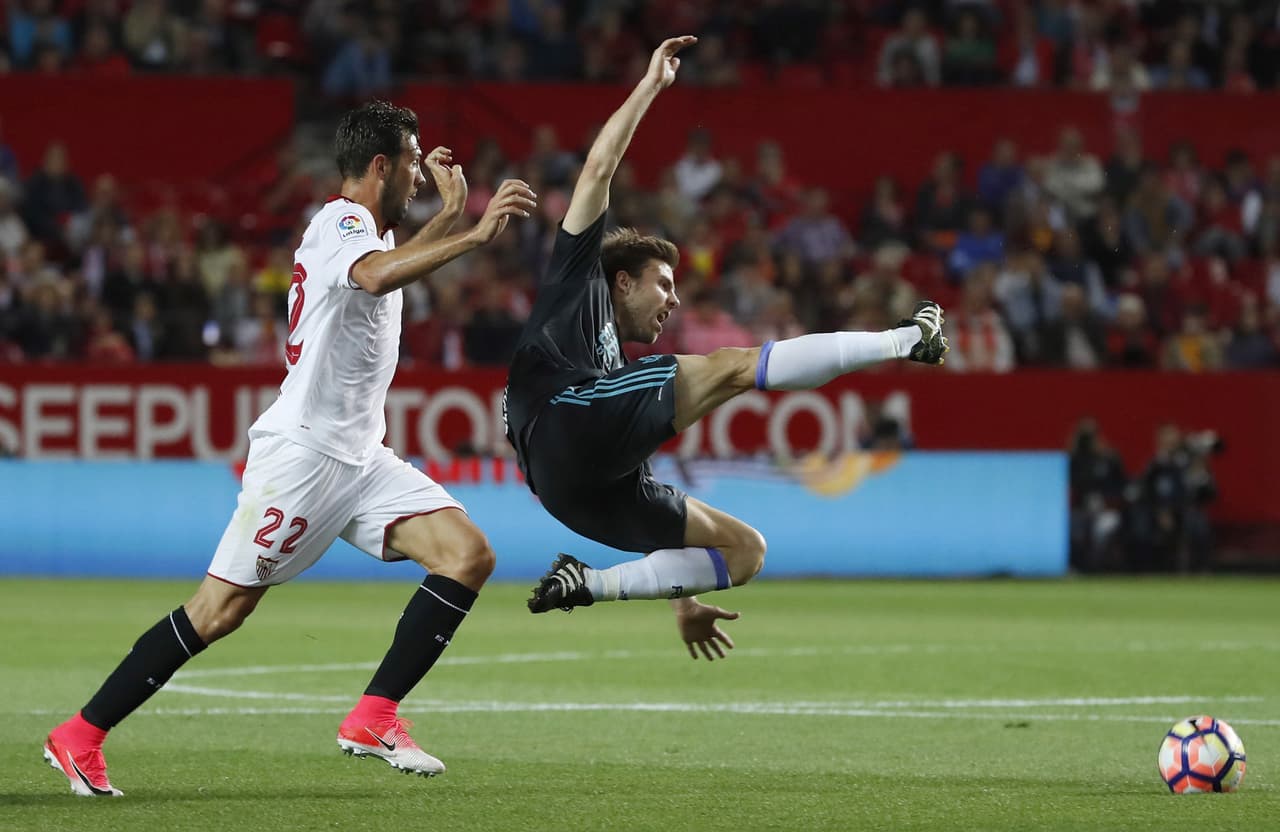 Franco Vázquez, del Sevilla, volvió a tener un gran partido en el mediocampo. No solo fue su trabajo ofensivo, sino también el de marca, fastidiando a sus rivales con una presión asediante.