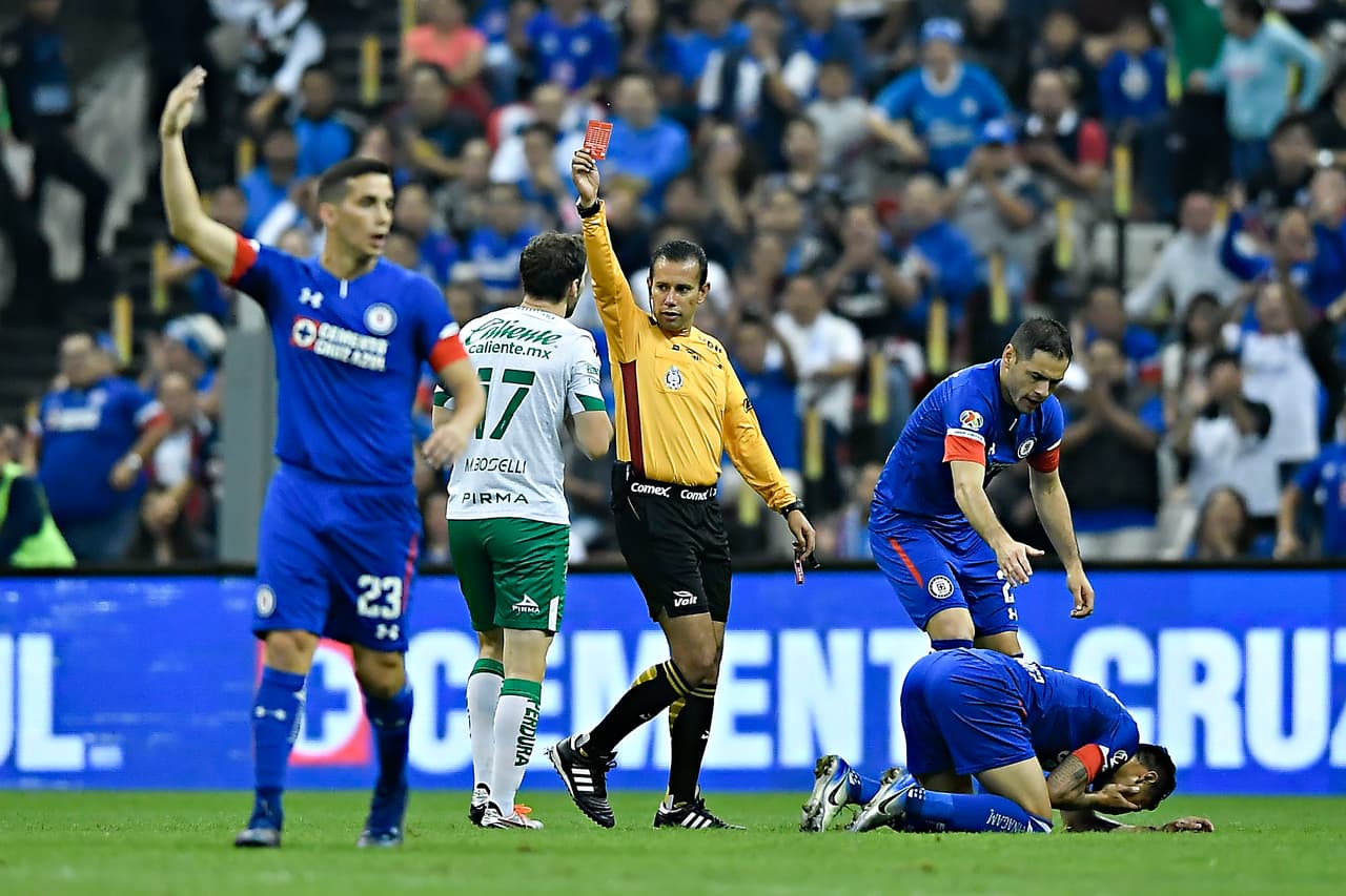 Apenas a los 18 minutos el León se quedó con 10 jugadores sobre el terreno de juego. Mauro Boselli recibió la tarjeta roja por una agresión a un rival.