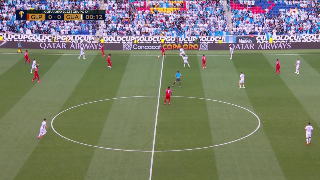 Arranca el partido y la pelota está en juego.