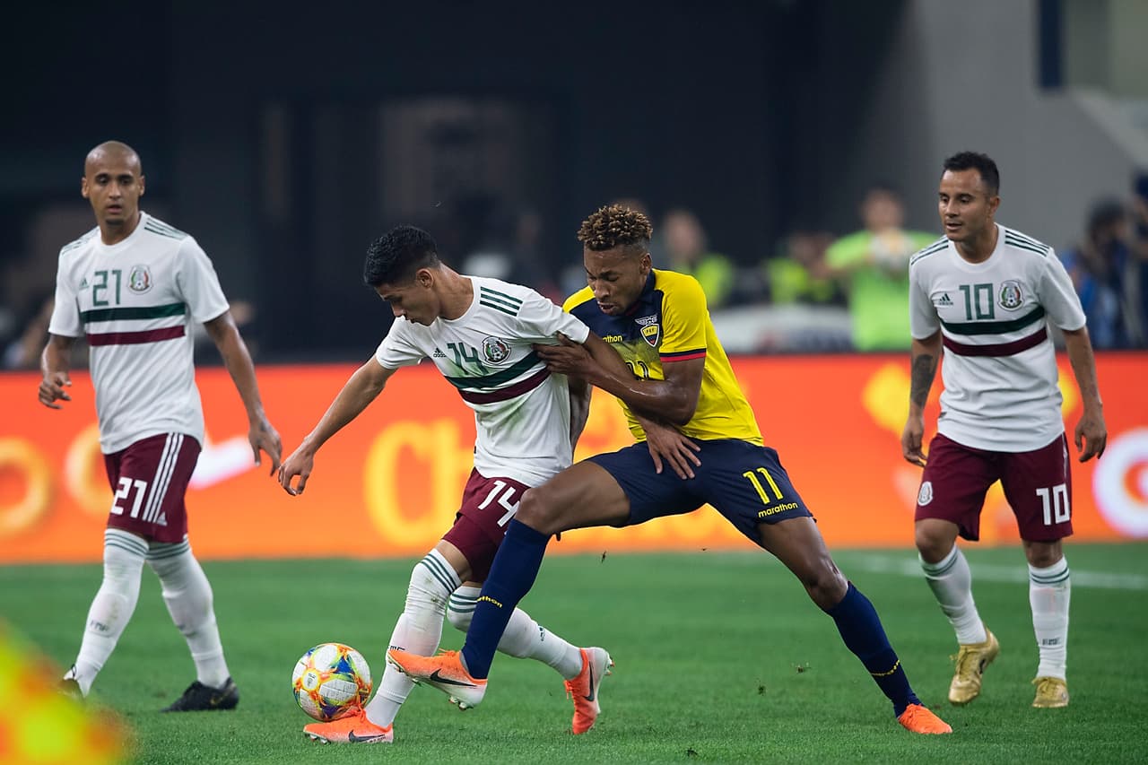 Montes (10) poco a poco empezó a involucrarse en el partido que empezó a muy buen ritmo, a propuesta de La Tricolor, como también se le conoce a la representación ecuatoriana.