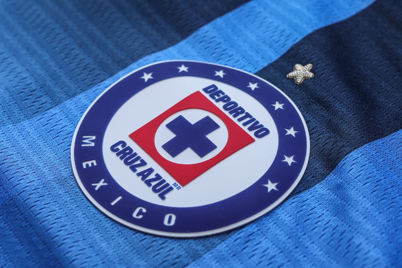 Cruz Azul presume su nueva playera de local con tonos en negro