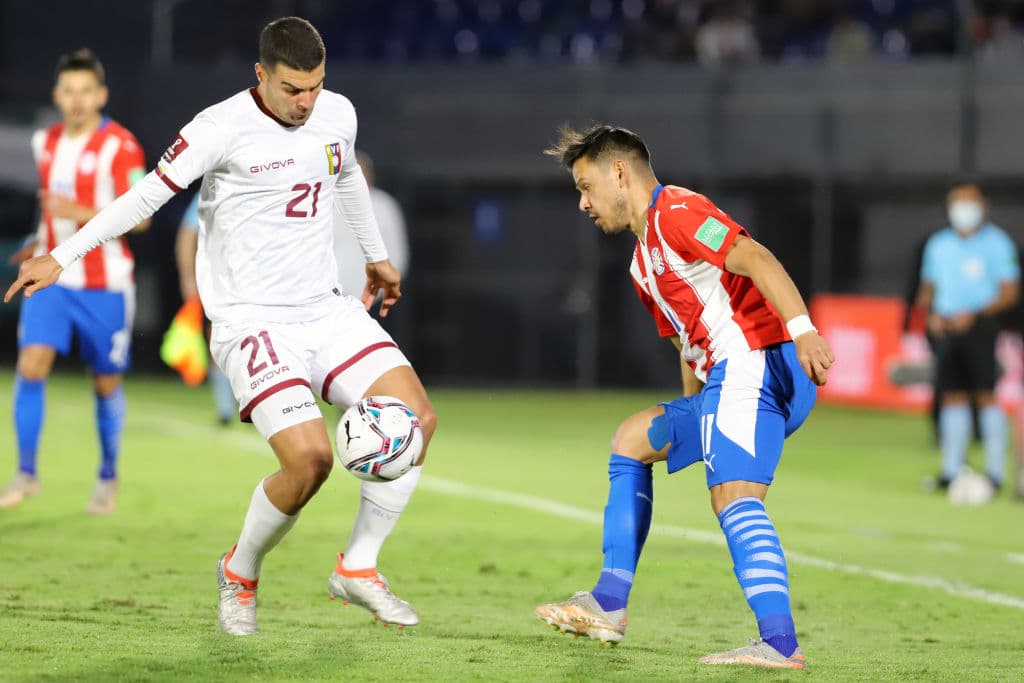 Héctor Martínez y Kaku son los encargados de regresar a Paraguay a la pelea por su lugar para el mundial y vencen 2-1 a Venezuela.