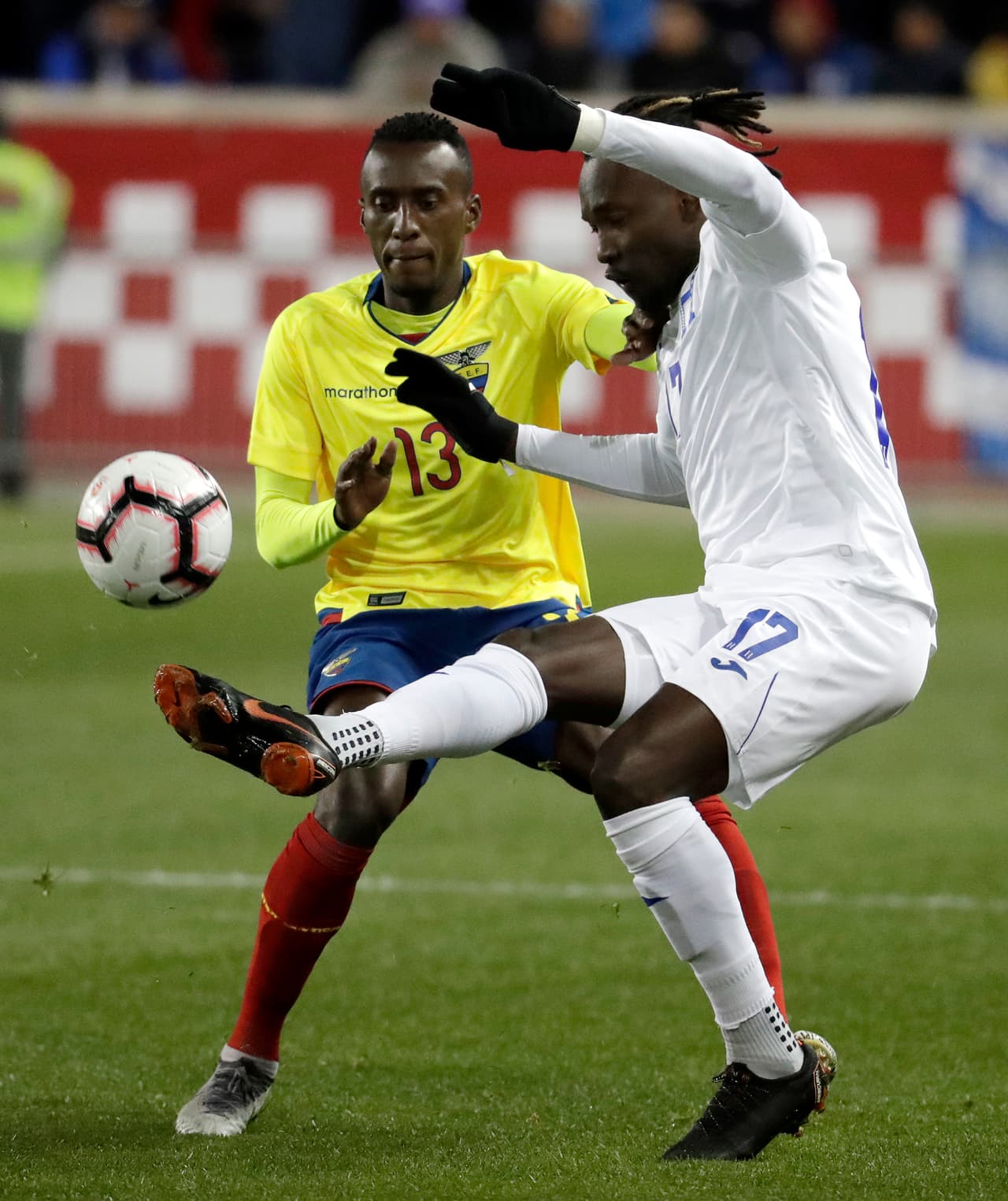 Honduras y Ecuador empataron sin goles en un partido disputado en Nueva Jersey que fue más fiesta en las tribunas que en la cancha, en un duelo cerrado y con pocas emociones.