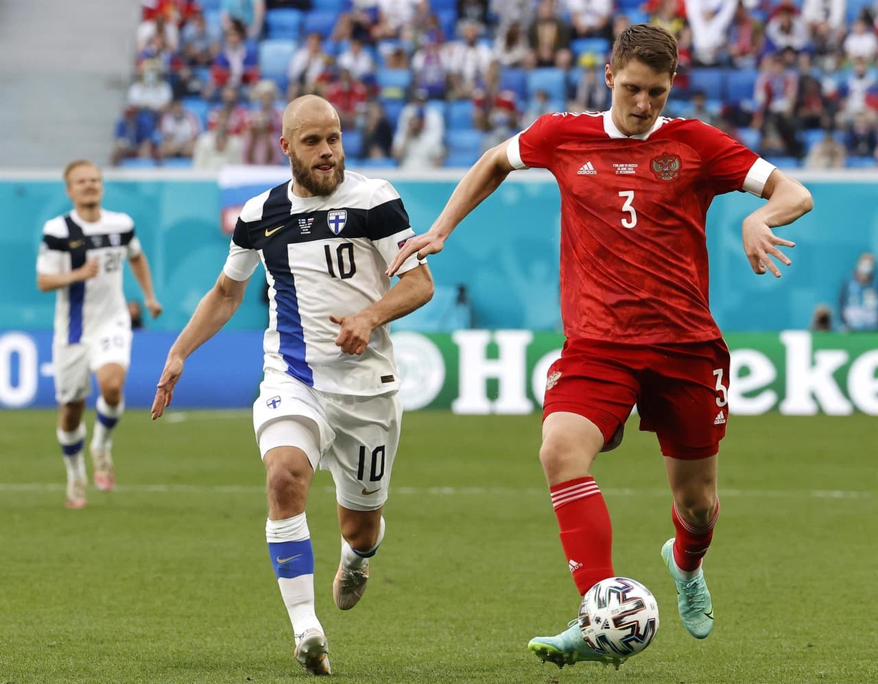 Rusia consigue su primera victoria tras derrotar 1-0 a Finlandia durante la segunda jornada del Grupo B en la Euro 2020. Parecía que los visitantes ponían el primer gol del encuentro pero, tras revisión del VAR, se anulaba la anotación. Ya al filo de la primera mitad, Aleksei Miranchuck anotó el tanto que le dio la victoria a los rusos en San Petersburgo.
