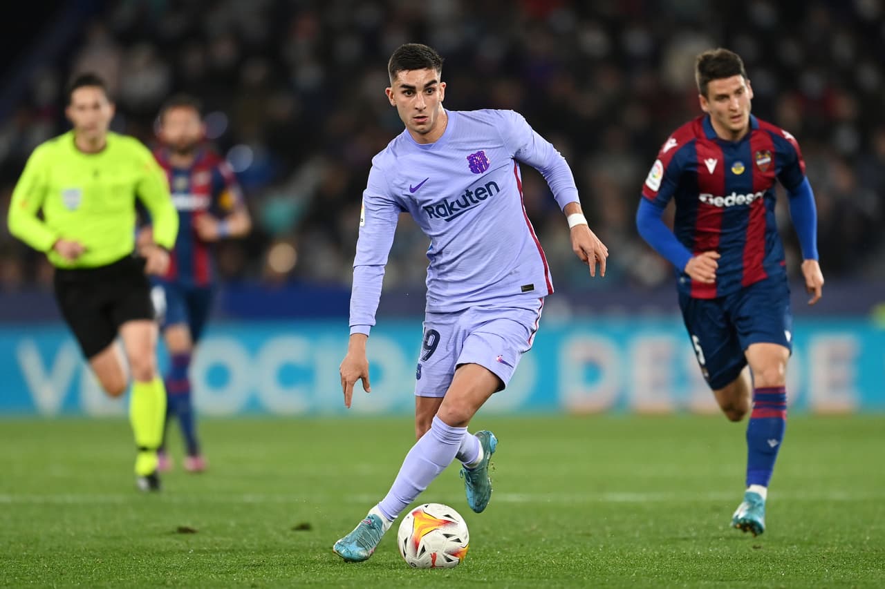 Barcelona venció al Levante con anotaciones de Pierre-Emerick Aubameyang, Pedri y Luuk de Jong; por los locales marcaron Morales y Melero, ambos por la vía del penal. Si bien anotaron dos tantos desde los 11 pasos, los granotas falllaron uno.