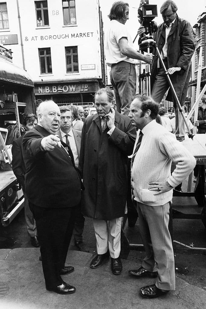 Secuestrado por tres individuos y llevado a una mansión en la que es interrogado, consigue huir antes de que lo maten. Pero cuando al día siguiente regresa a la casa acompañado de la policía, le espera una sorpresa.
<br>