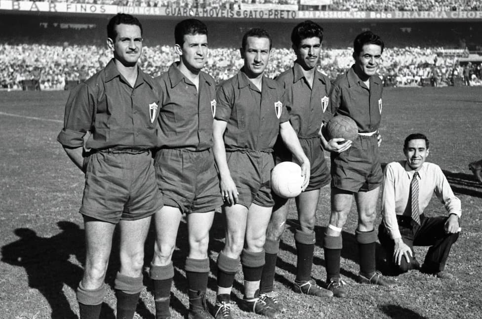<b>Suiza 1954</b>
<br>
<b>México</b> todavía no abandonaba su uniforme vinotinto. En el grupo de Brasil, Francia y Yugoslavia, solo jugó dos partidos, los perdió ambos y se despidió de una nueva cita orbital. 
<br>