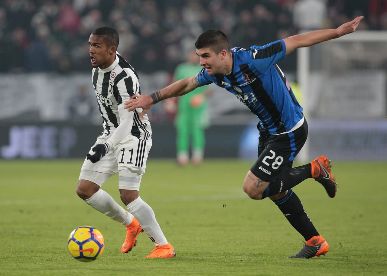 La respuesta del Juventus no se hizo esperar. Apenas dos minutos después, desde fuera del área, fue el brasileño Douglas Costa quien envió el esférico al larguero.